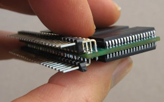WM-1 32Mb 4Mx8 10ns 5V SRAM module, pins with .300" row spacing